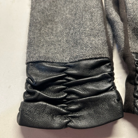 Women’s Ruched Isotoner Gloves - Picture 3 of 11